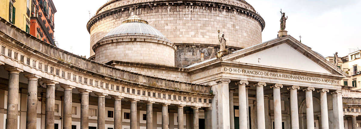 visit the hisotric piazza del plebiscito in naples