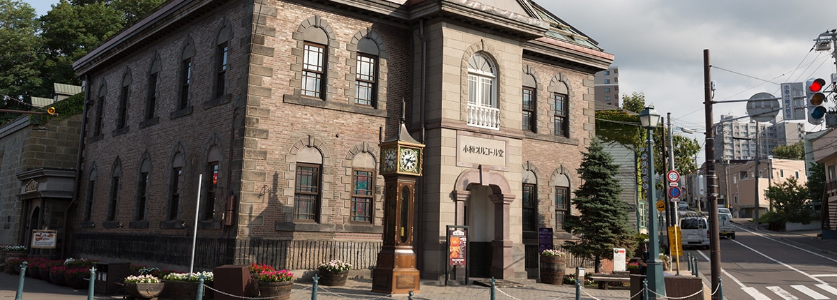 steam clock outside of the otaru music box museum 