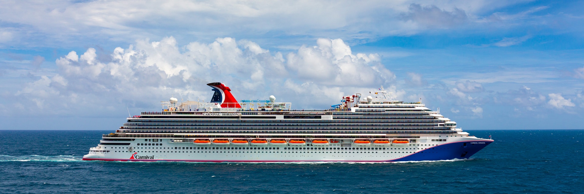 carnival horizon sets sail at sea